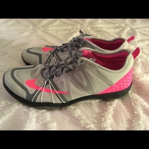 Nike women's size 9 tennis shoes.